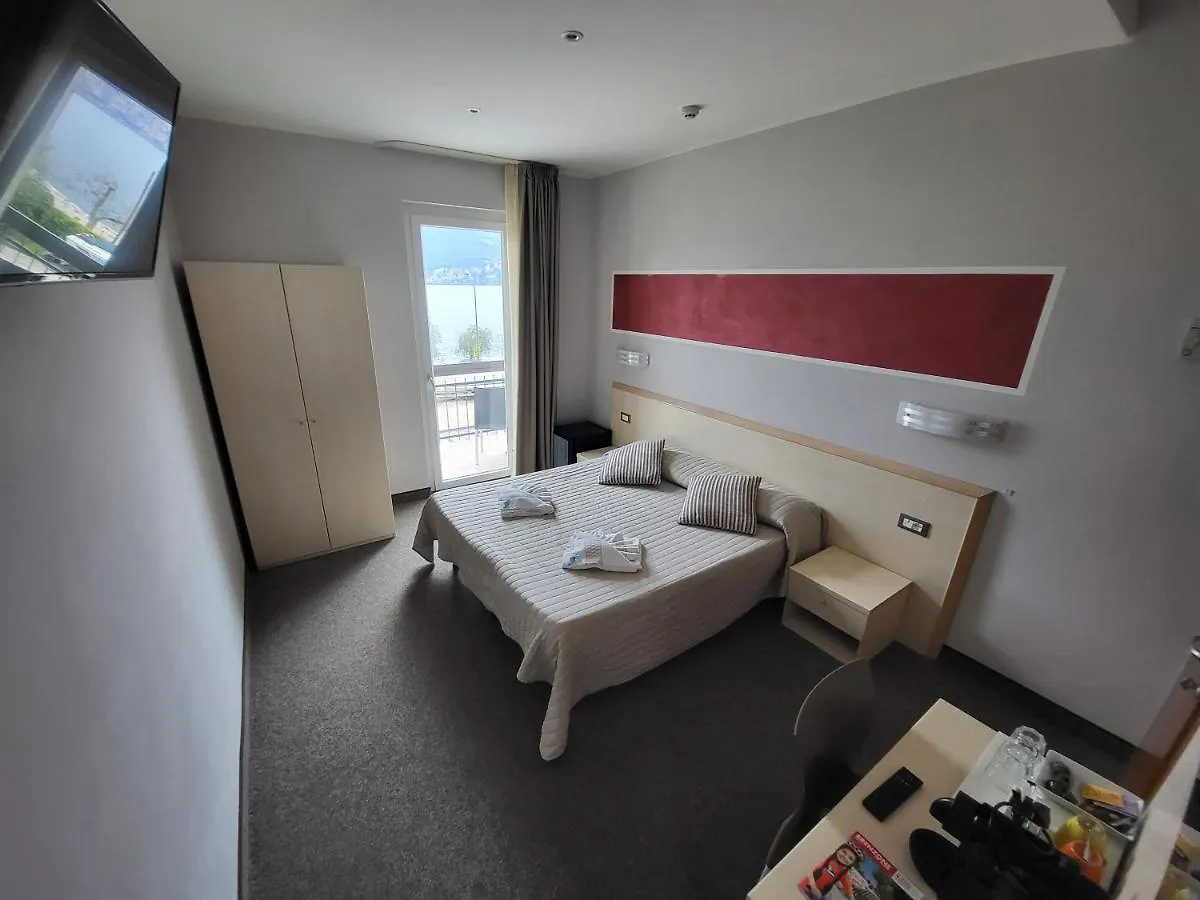 Hotel Garni Rosmari Бренцоне-суль-Гарда 2*,
