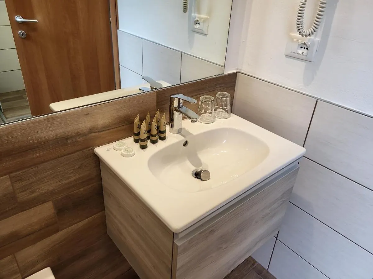 Hotel Garni Rosmari Бренцоне-суль-Гарда 2*,  Италия