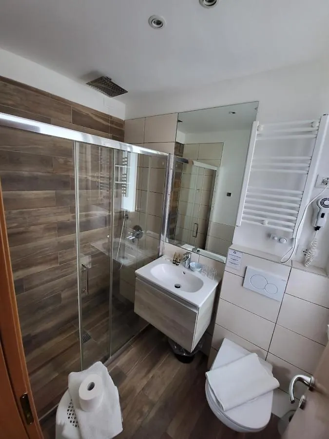 Hotel Garni Rosmari Бренцоне-суль-Гарда 2*,  Италия