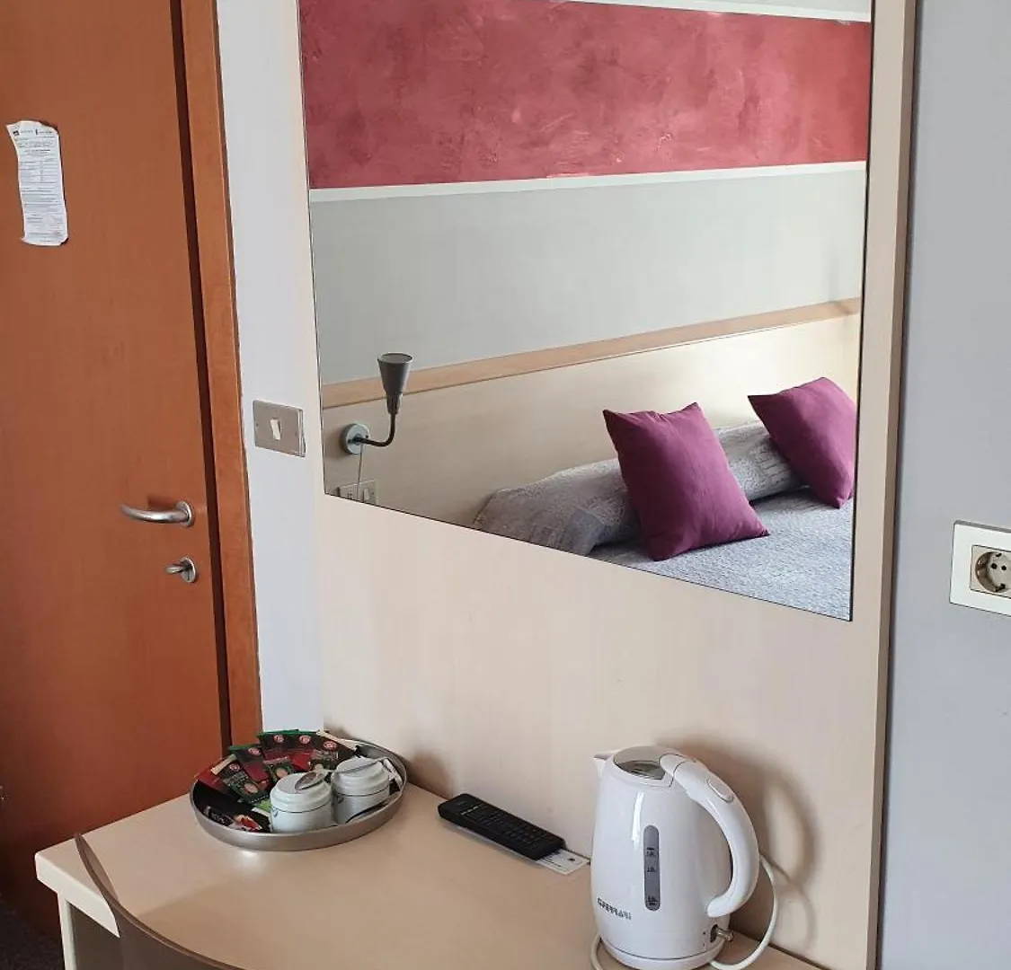 Hotel Garni Rosmari Бренцоне-суль-Гарда